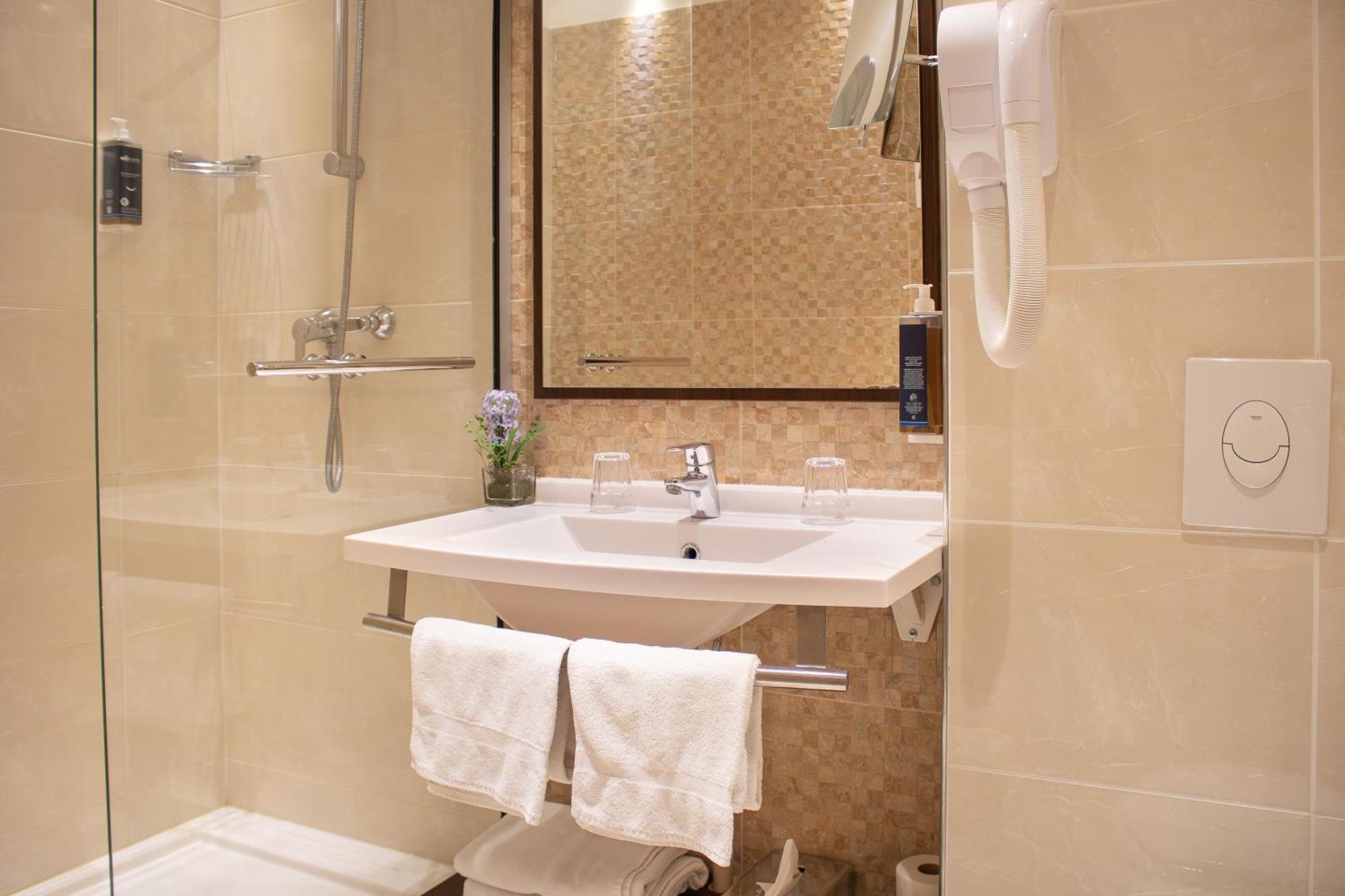 Brit Hotel Châteaudun מראה חיצוני תמונה